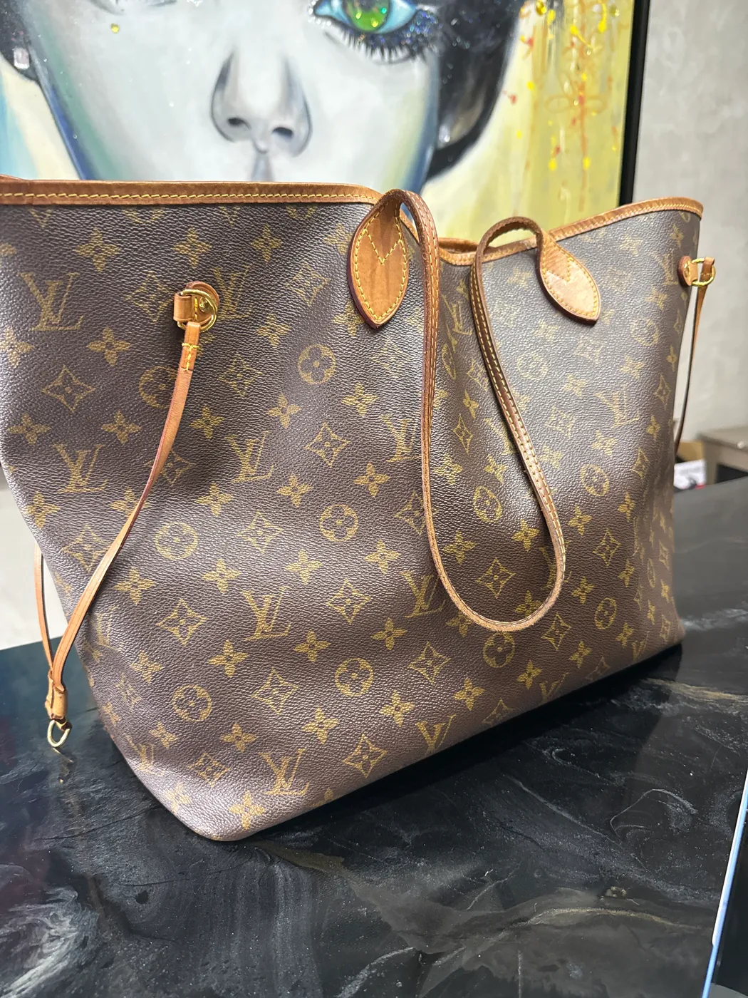Bolso tipo tote con monograma clásico y detalles en piel