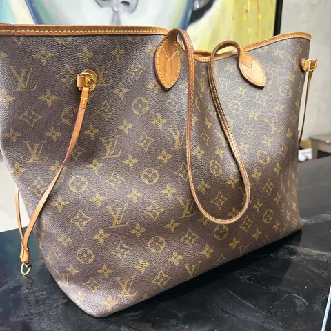 Bolso tipo tote con monograma clásico y detalles en piel